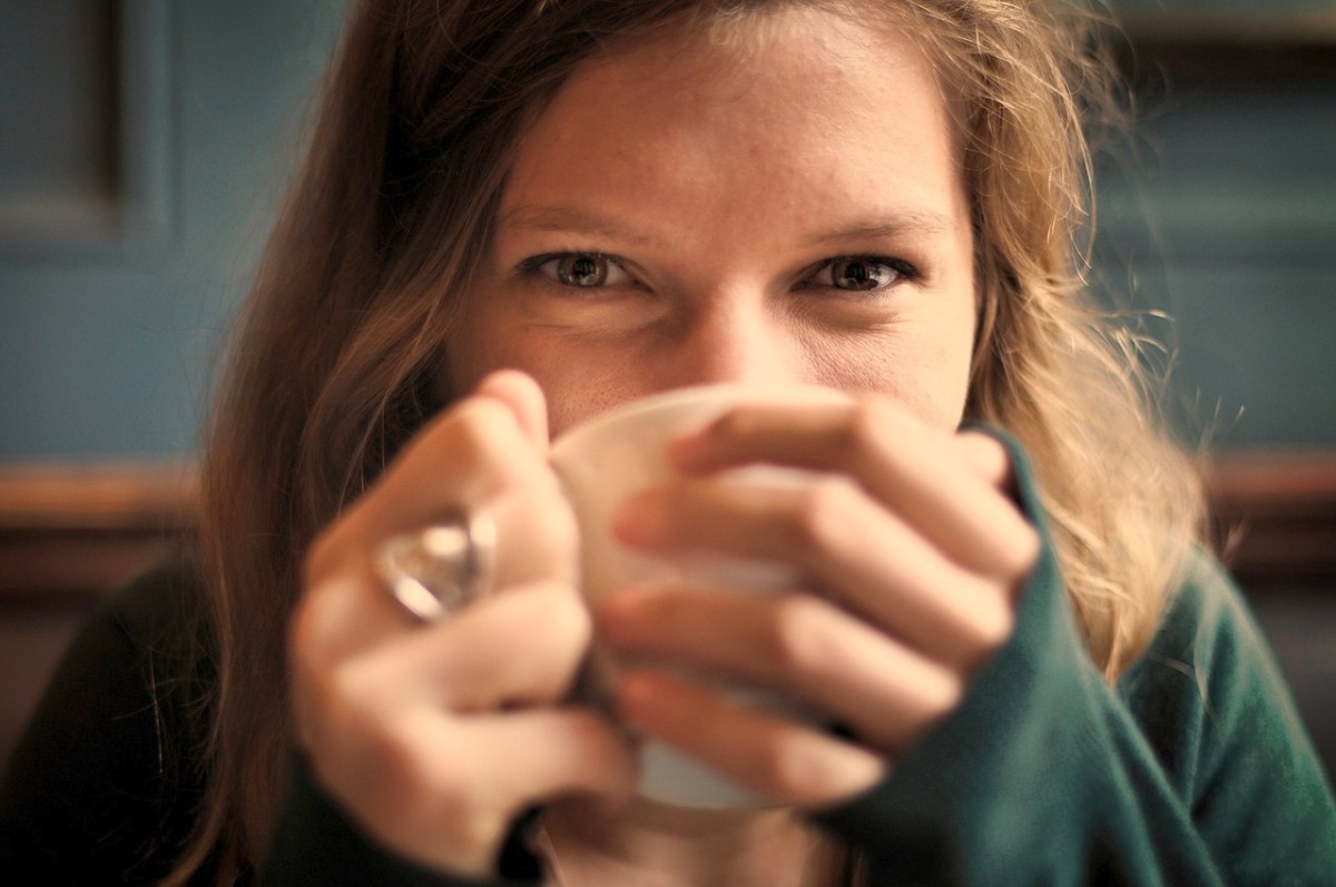 kobieta pijąca kawę