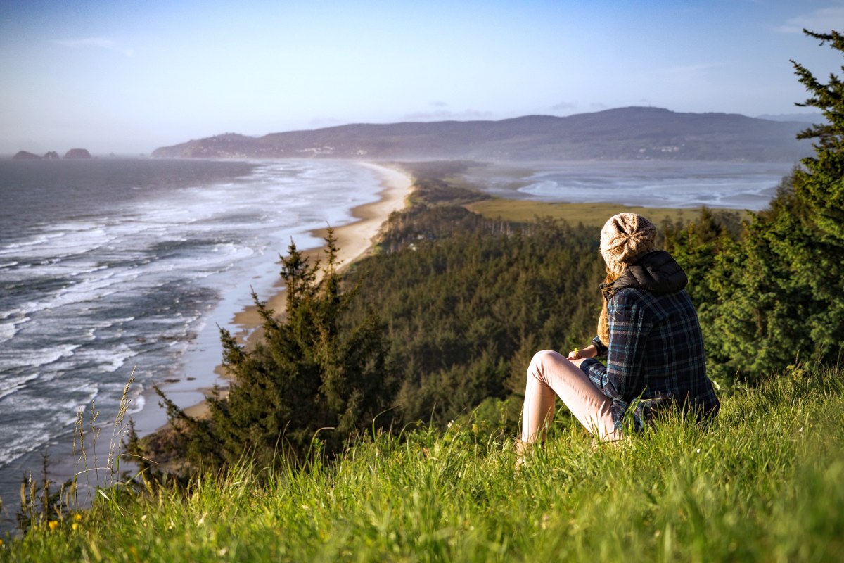 kobieta siedząca na wzgórzu